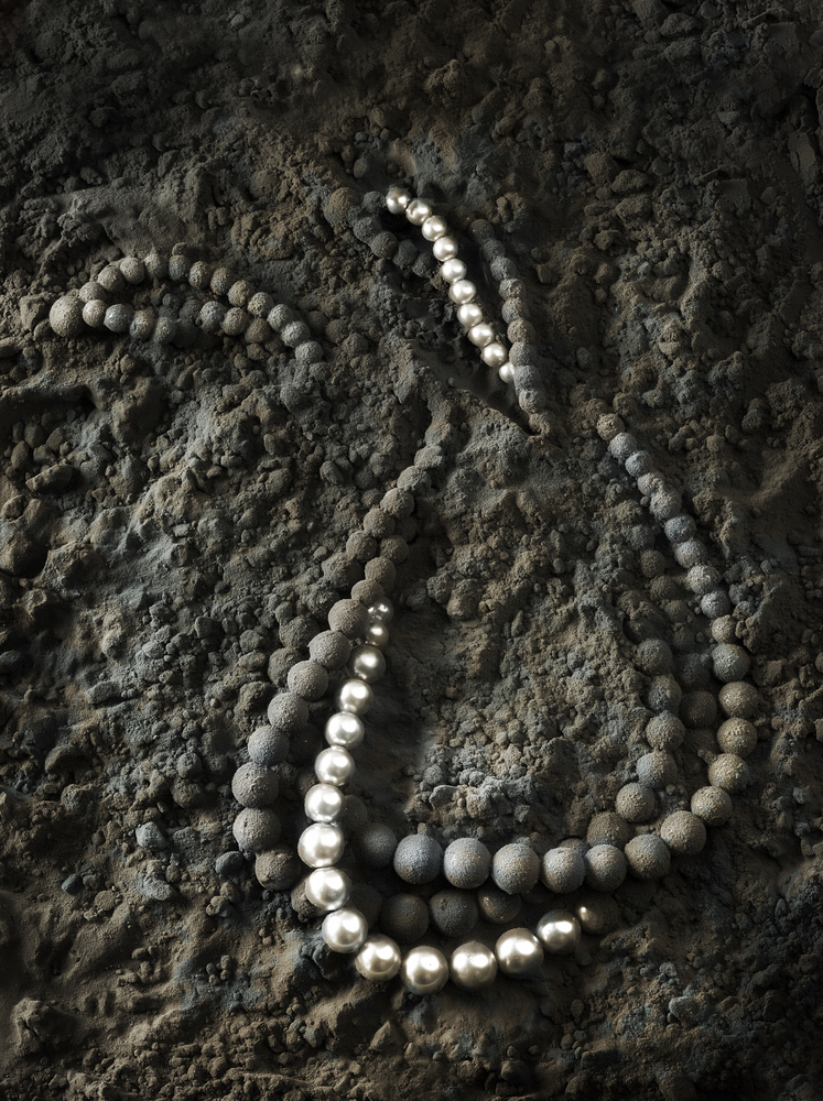Eberhard Schuy, SCHUYfotografie, Devier- long pearl necklace, stilllife